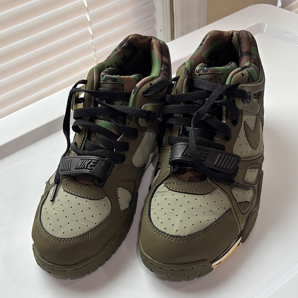 Nike men size 8!Green and Black Sneakers